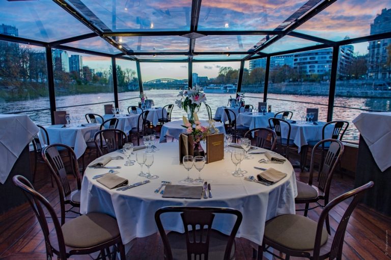 Fêter un anniversaire à bord d’un restaurantpéniche à Paris Marina de Paris