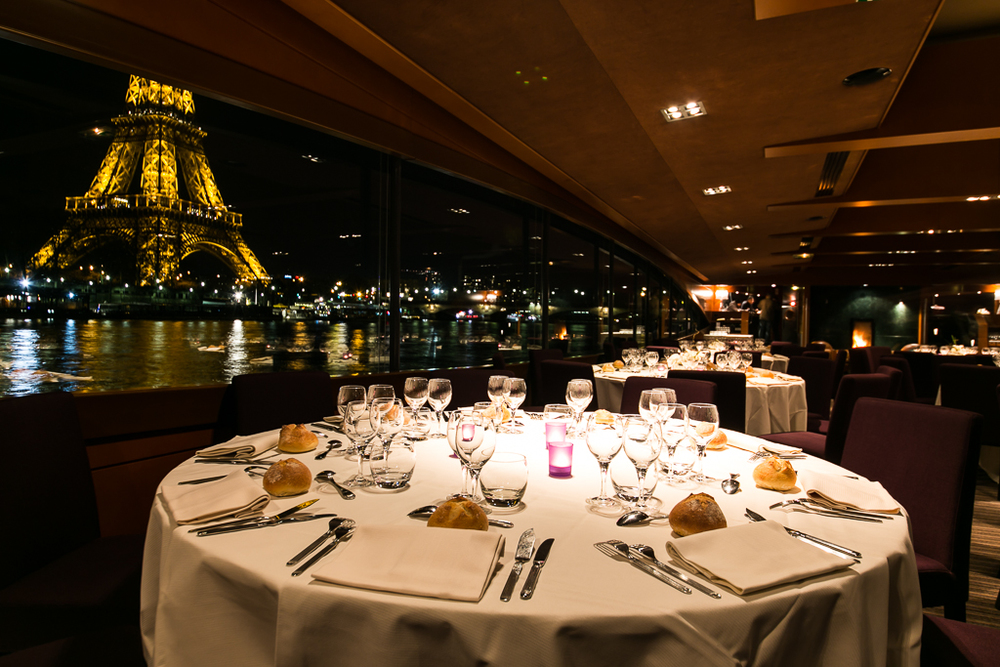 Diner croisière sur la Seine à bord d'une péniche panoramique Marina