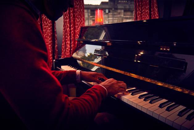 Pianiste à bord du Maxim's