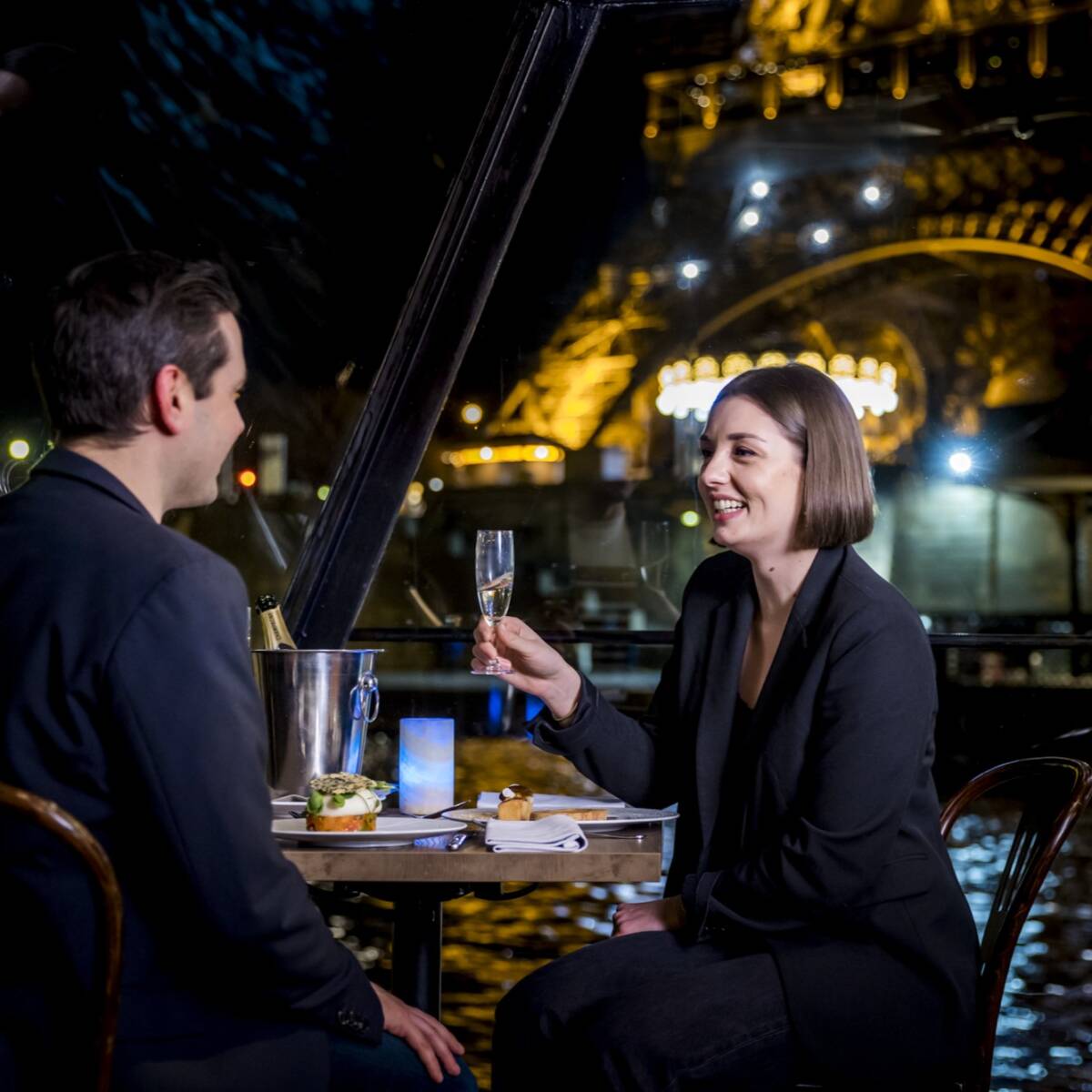 Reportage photo publicitaire bateaux sur Seine, soirée tour Paris Seine
