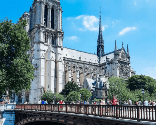 Face à Notre-Dame de Paris Face à Notre-Dame de Paris